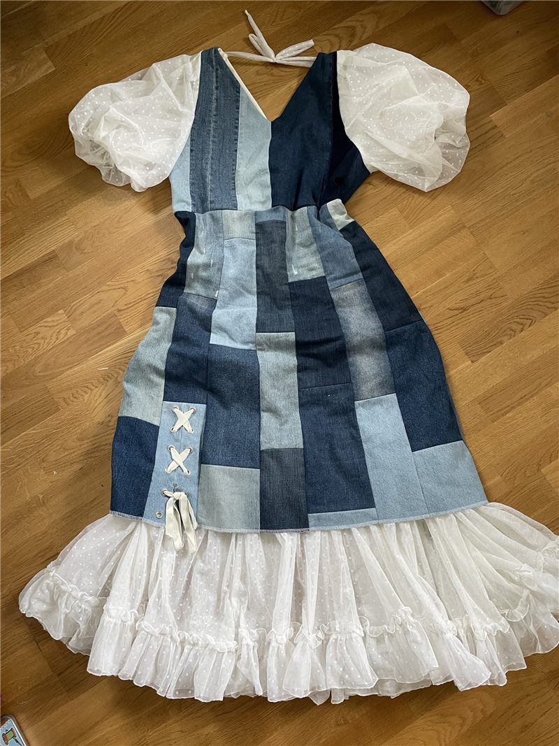 Klänning skapad av återbrukade jeans och en gardin