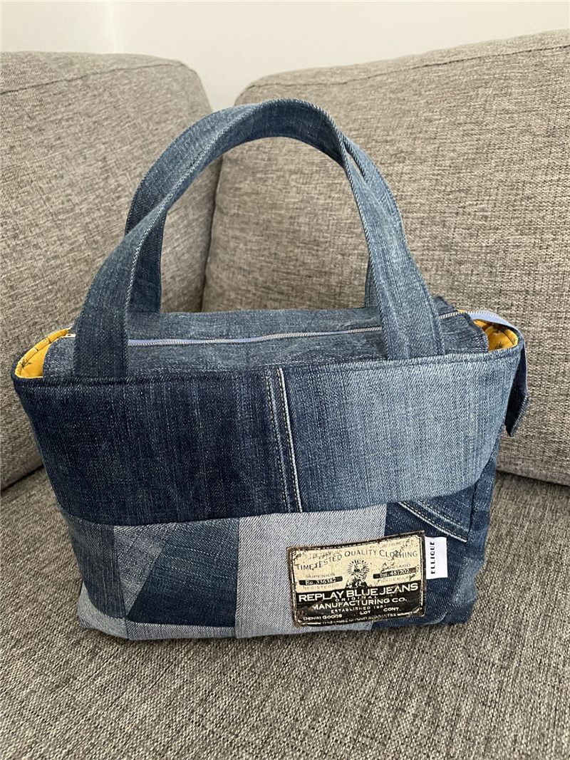Axelväska skapad av återbrukade jeans