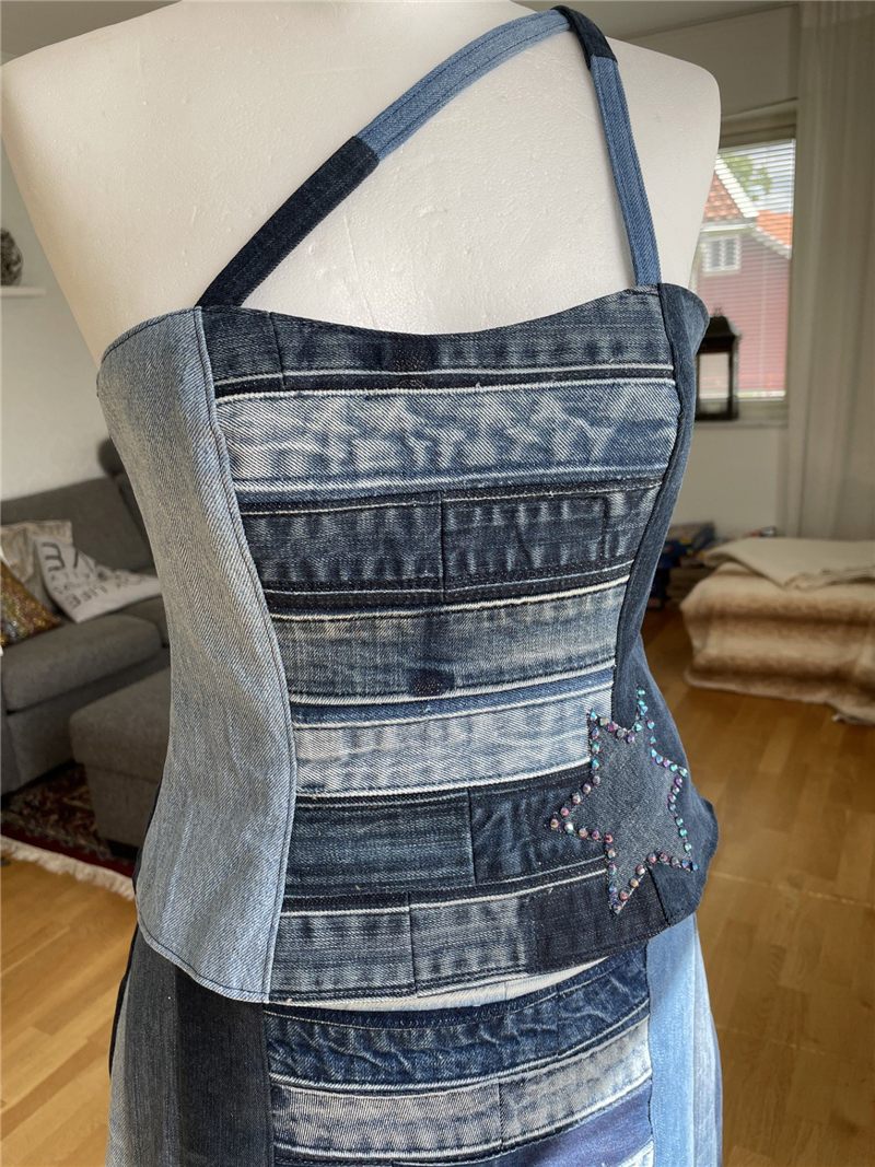 Klänning skapad av återbrukade jeans