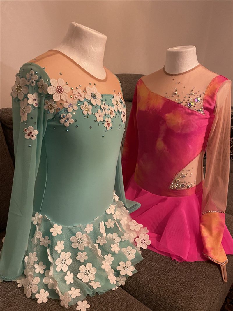 Grön och rosa specialsydd konståkningsklänning